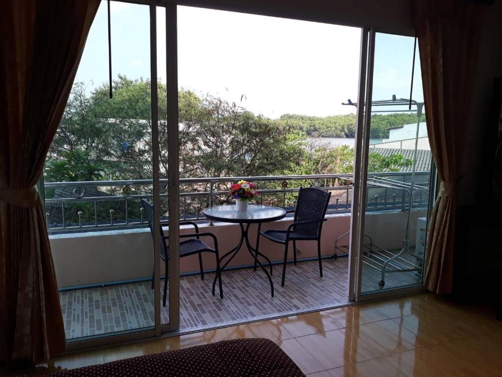 Balkón nebo terasa v ubytování Uncle House Krabi
