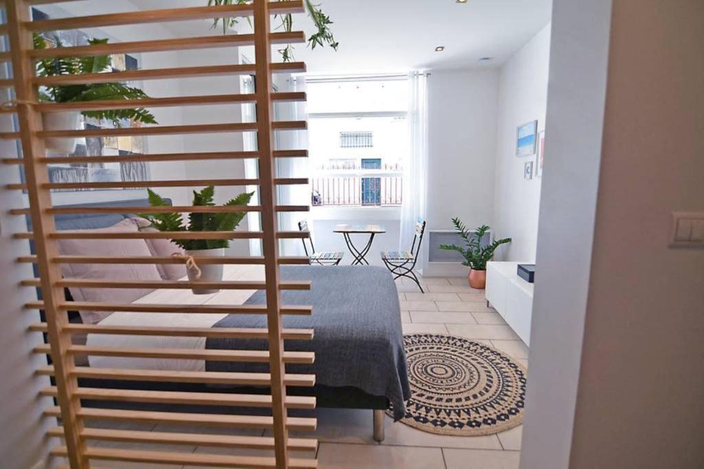 een trap in een woonkamer met een tafel bij Gascogne, Studio confortable- centre-ville- 5 min de la plage - Wifi in Biarritz