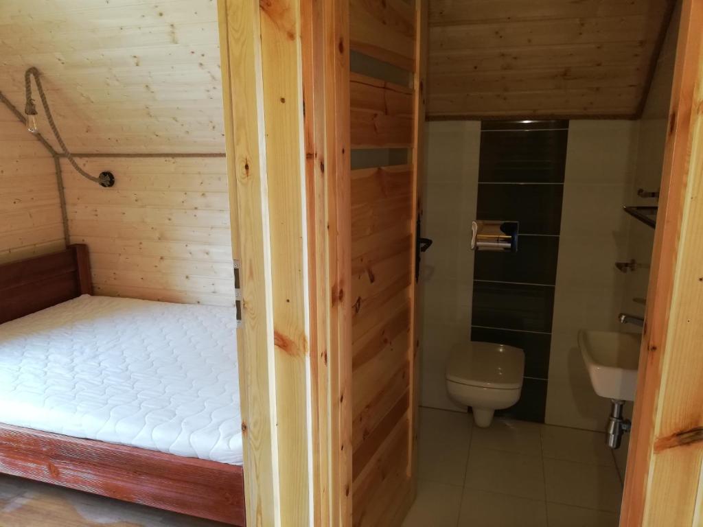 Kúpeľňa v ubytovaní Domki letniskowe KAMA Polańczyk 514-280-102