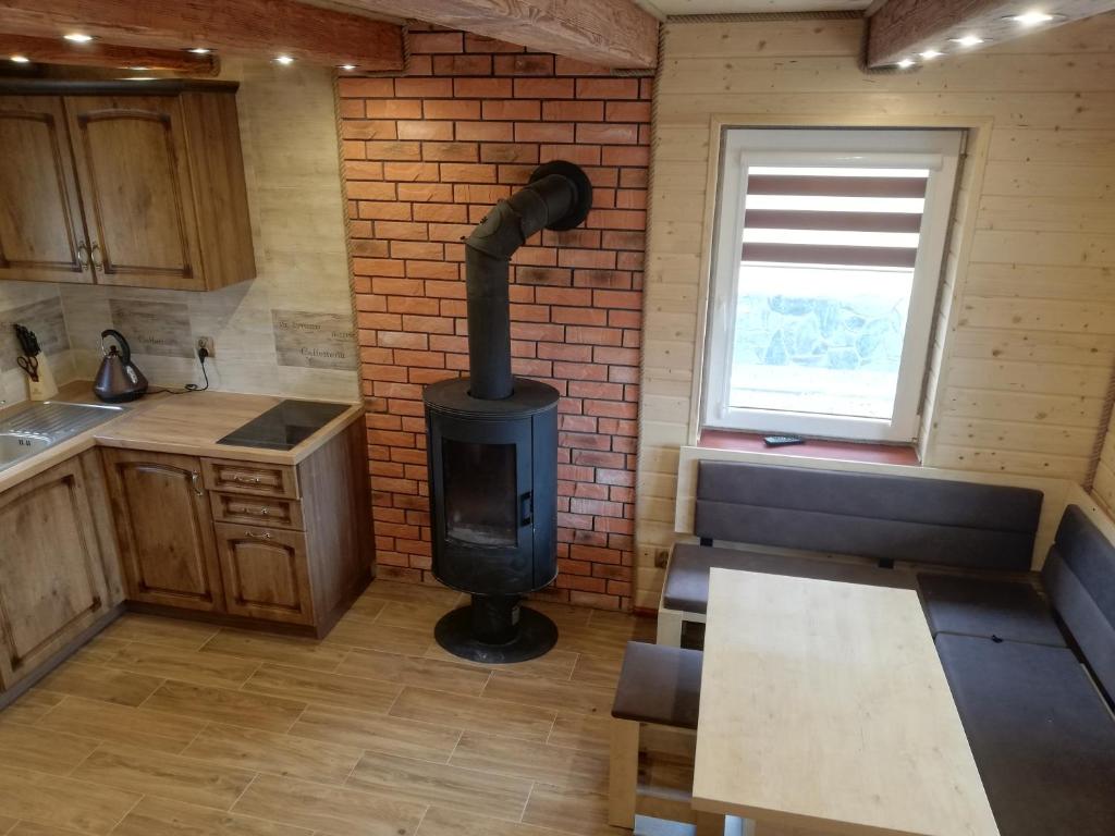 Kuchyňa alebo kuchynka v ubytovaní Domki letniskowe KAMA Polańczyk 514-280-102