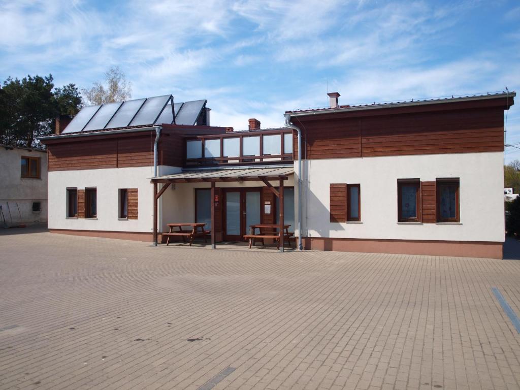 uma casa com um painel solar em cima em Agroturystyka Pod bocianem em Gołuchów