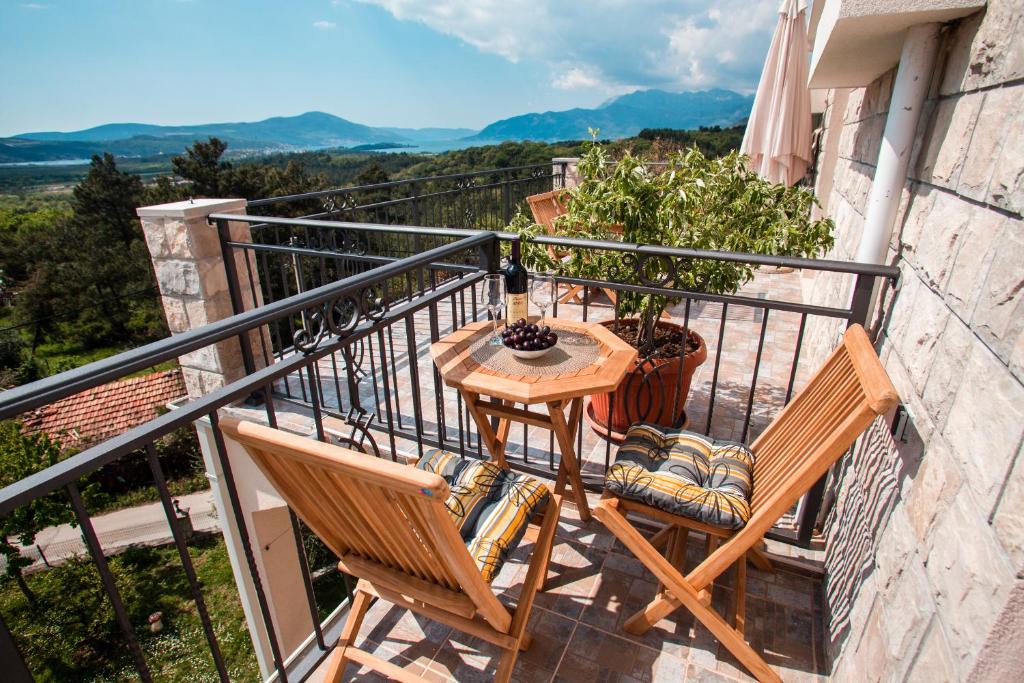 einen Balkon mit 2 Stühlen und einem Tisch in der Unterkunft Sunny Nest Apartments in Kotor