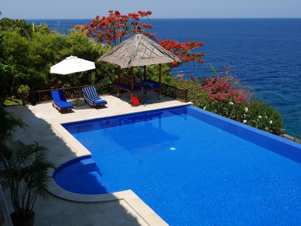 una piscina con vistas al océano en Private Luxury Villa Celagi - with large infinity pool and ocean view en Amed
