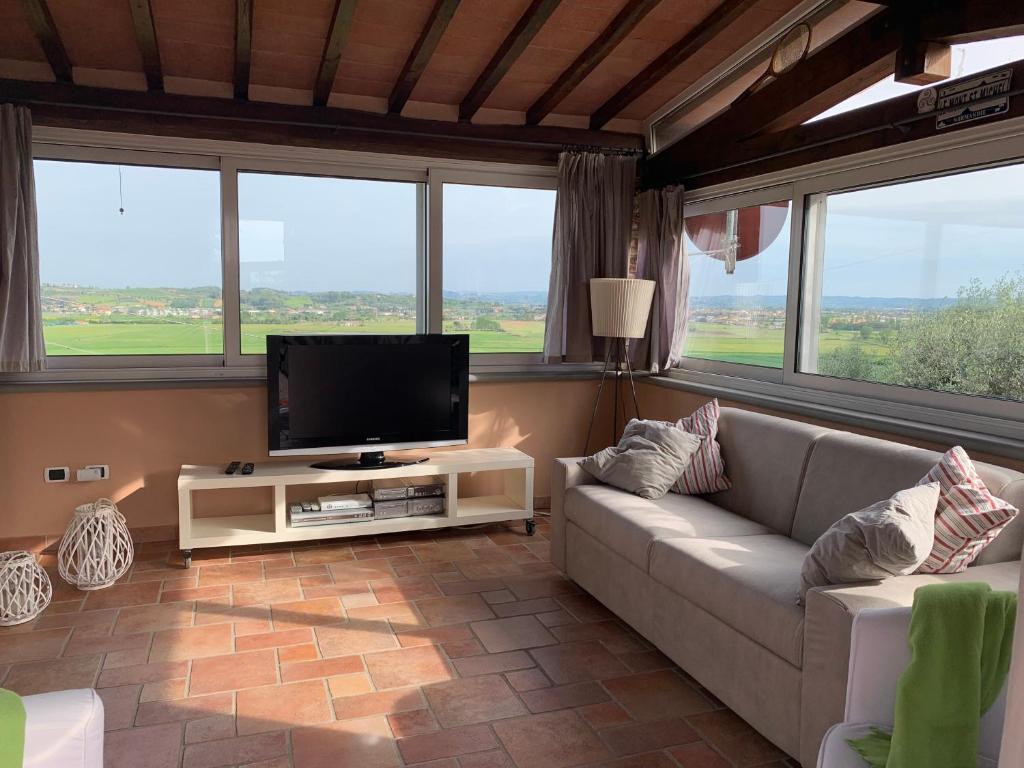 Televízia a/alebo spoločenská miestnosť v ubytovaní Locazione turistica Casa olivo