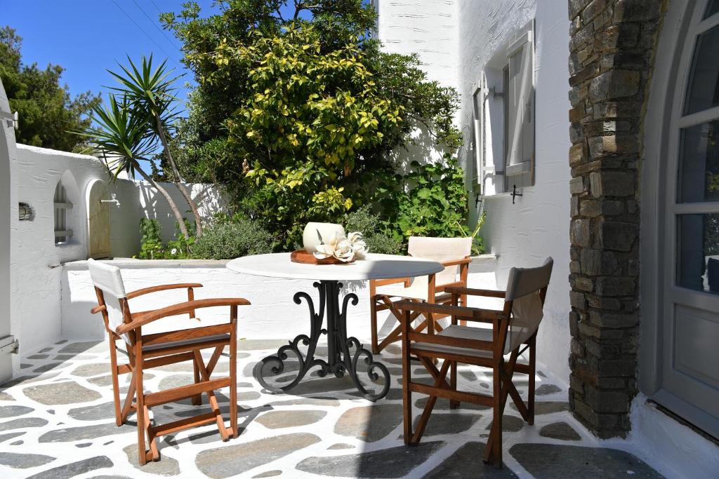 Patio alebo iná vonkajšia časť ubytovania Santa Flora 3 Bedroom House â Parikiaâs Edge