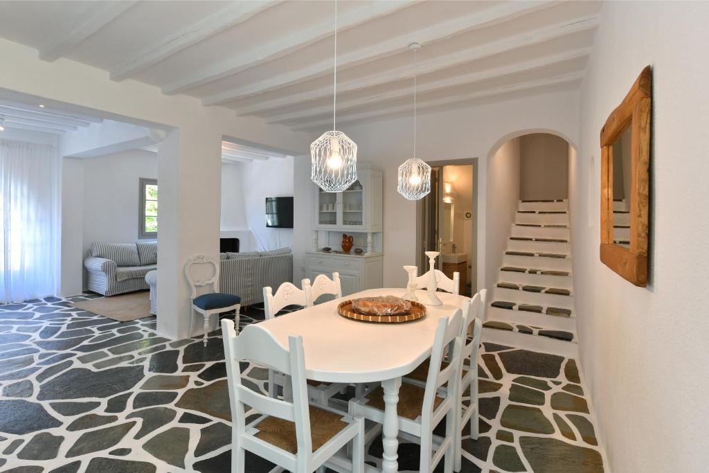 Posedenie v ubytovaní Santa Flora 3 Bedroom House â Parikiaâs Edge