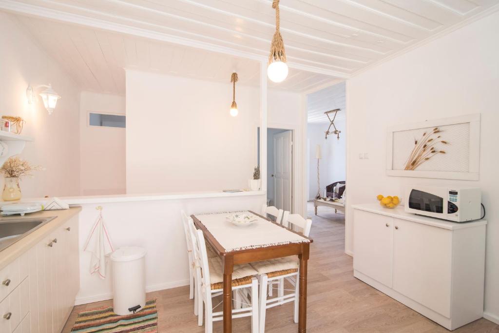 Kuchyň nebo kuchyňský kout v ubytování Cavos Seaside House
