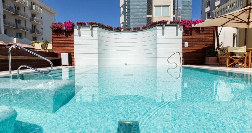 Bazén v ubytování Novecento Suite Hotel nebo v jeho okolí