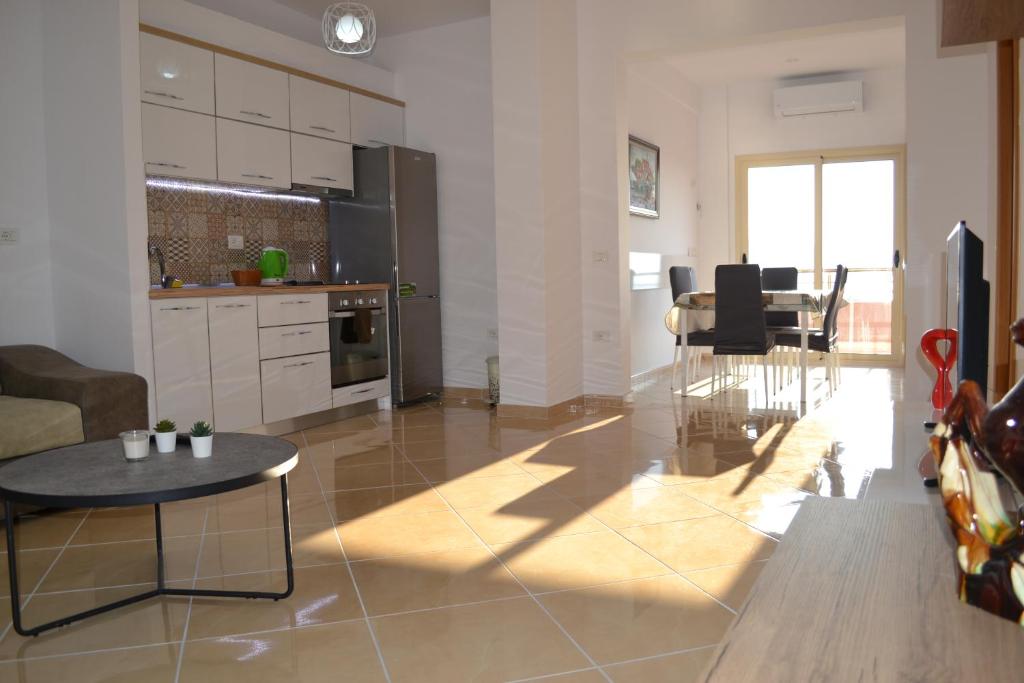 Seaview Penthouse 2 Bedrooms Apartment & Box Garage - Imazhi 10