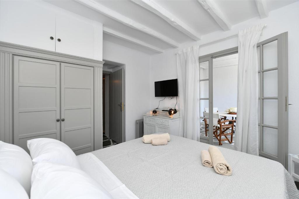 Posteľ alebo postele v izbe v ubytovaní Santa Flora 3 Bedroom House â Parikiaâs Edge