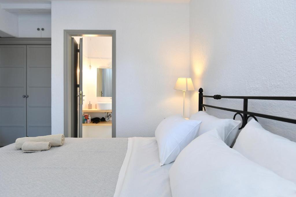 Posteľ alebo postele v izbe v ubytovaní Santa Flora 3 Bedroom House â Parikiaâs Edge