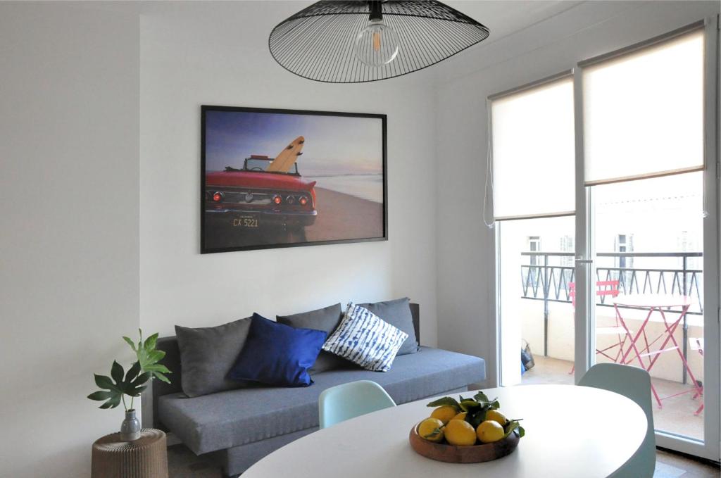 un salon avec un canapé et une table dans l'établissement Confortable T4 proche St-Charles, à Marseille