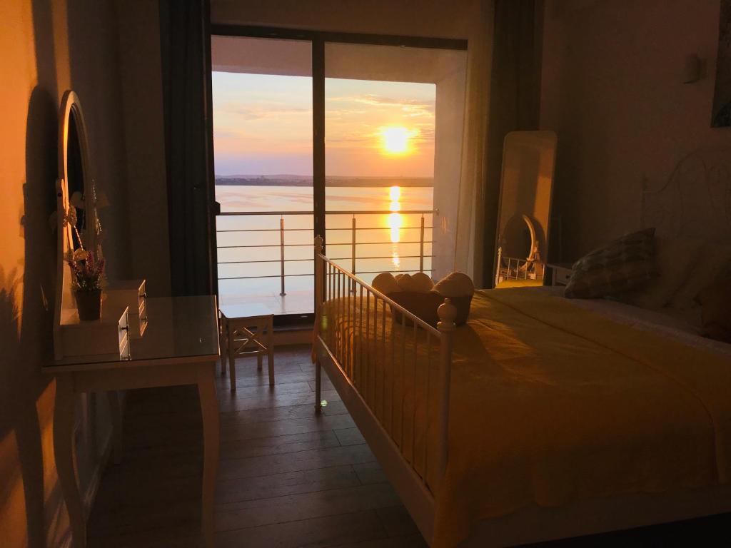 1 dormitorio con cama y vistas al océano en Apartment Summer Lamera, en Mamaia