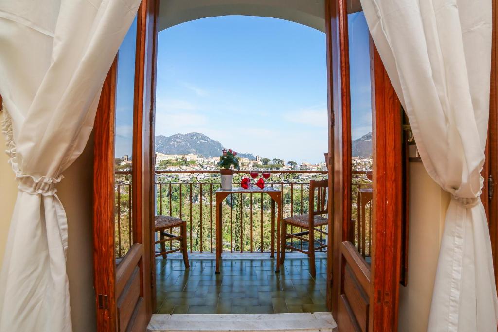 a room with a balcony with a table and chairs at Ravello View in Scala