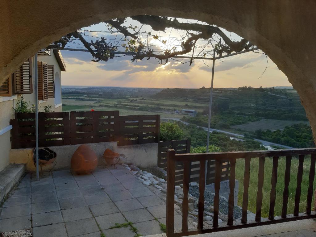 Balkón nebo terasa v ubytování ARODAFNI HOUSE. Unique views and amazing sunsets.