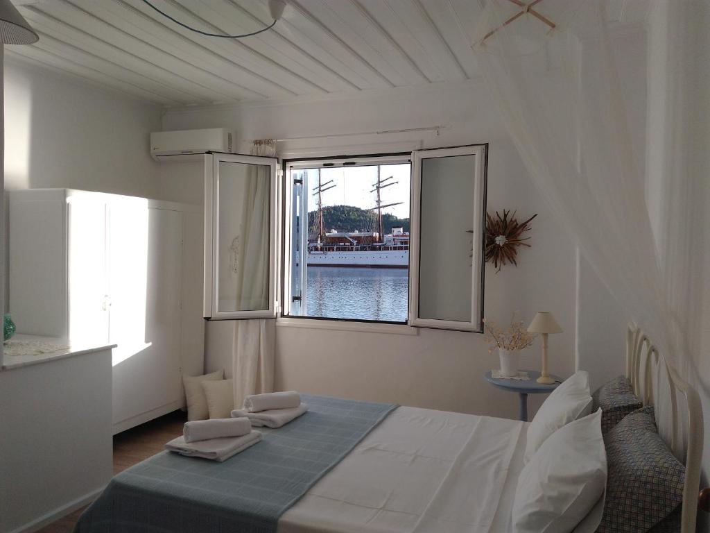 Postel nebo postele na pokoji v ubytování Cavos Seaside House