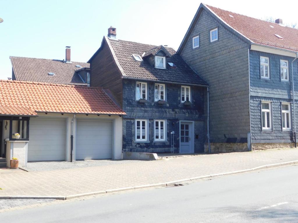 un grupo de casas al lado de una calle en Kaiserpfalzquartier, en Goslar