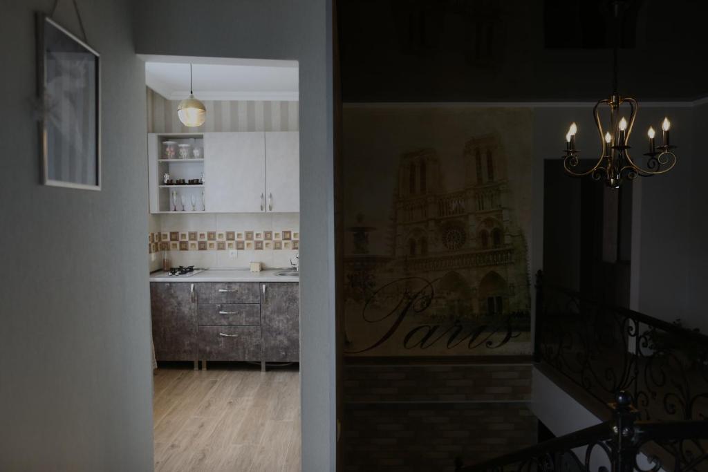 una cucina e un corridoio con scala in una casa di Ia's Guest House a Kazbegi