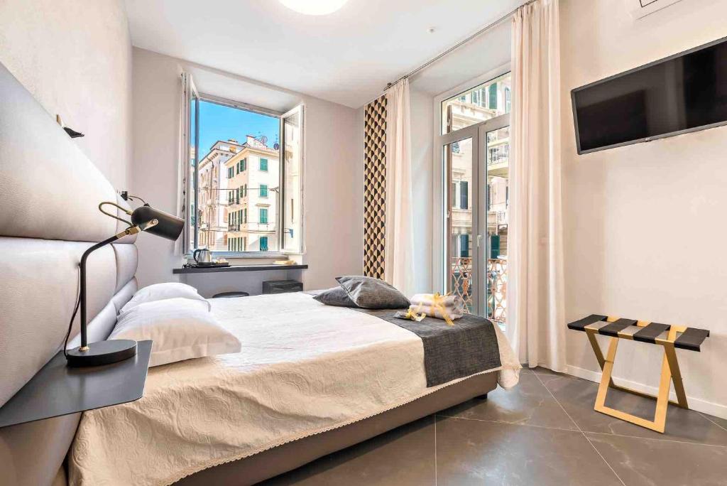 een slaapkamer met een bed en een groot raam bij Benso Rooms in La Spezia