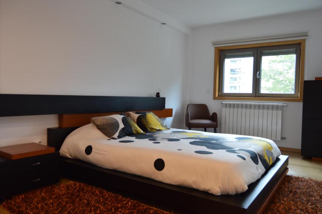 um quarto com uma cama grande e uma janela em Lupulex Guesthouse em Brangança