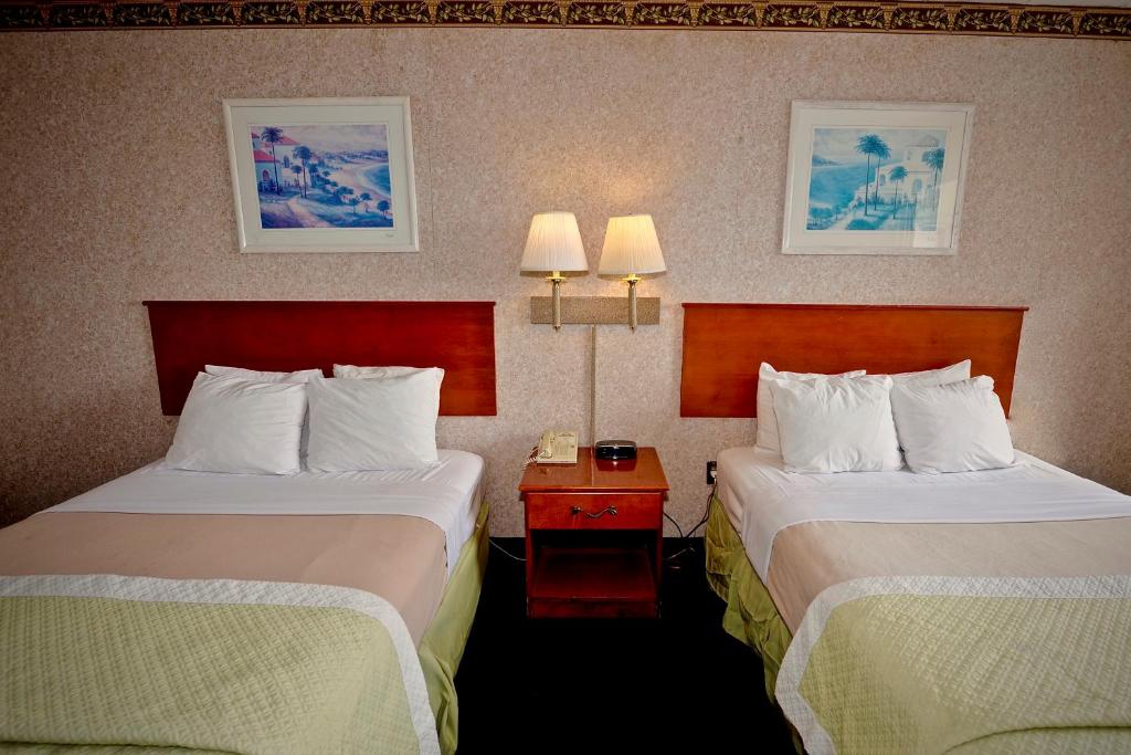 Postel nebo postele na pokoji v ubytování Days Inn by Wyndham Atlantic City Beachblock