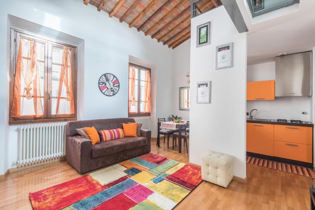 Il comprend un salon avec un canapé et une cuisine. dans l'établissement Casine 28 apartment, à Florence