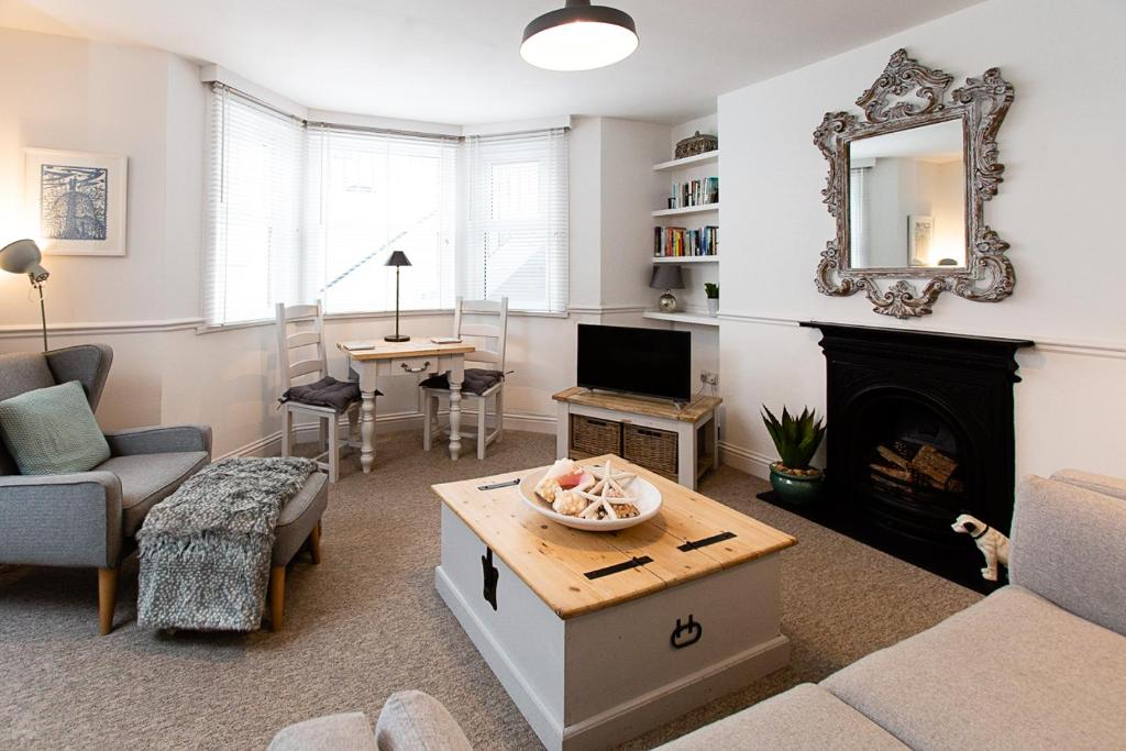 a living room with a fireplace and a tv at BN2 Holiday Apartment in Brighton & Hove