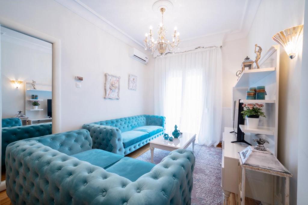 Televízia a/alebo spoločenská miestnosť v ubytovaní Acropolis deluxe Apt.(Must)