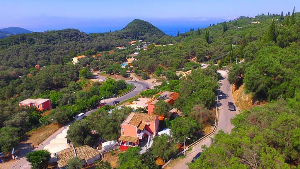 una vista aérea de una pequeña ciudad con un camino sinuoso en Lisipio Studios by Eleni en Paleokastritsa