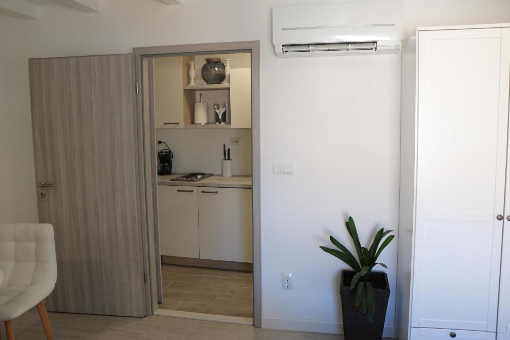 Kuchyň nebo kuchyňský kout v ubytování Trogir Square Apartment