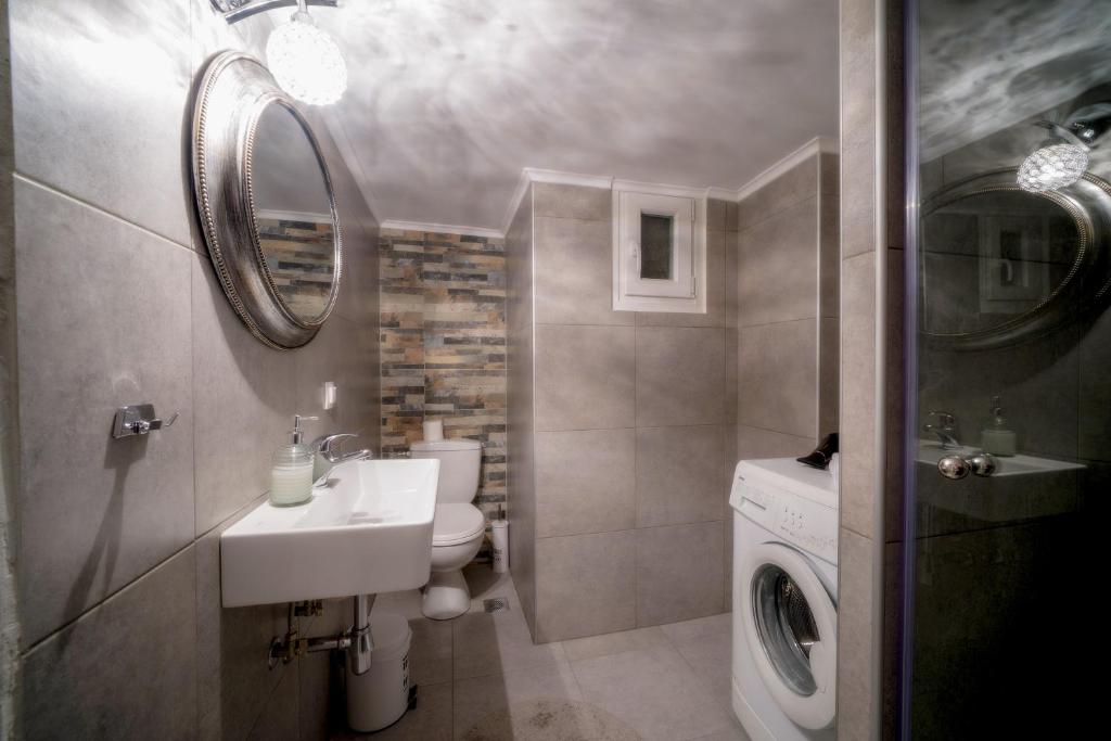 Kúpeľňa v ubytovaní Acropolis deluxe Apt.(Must)