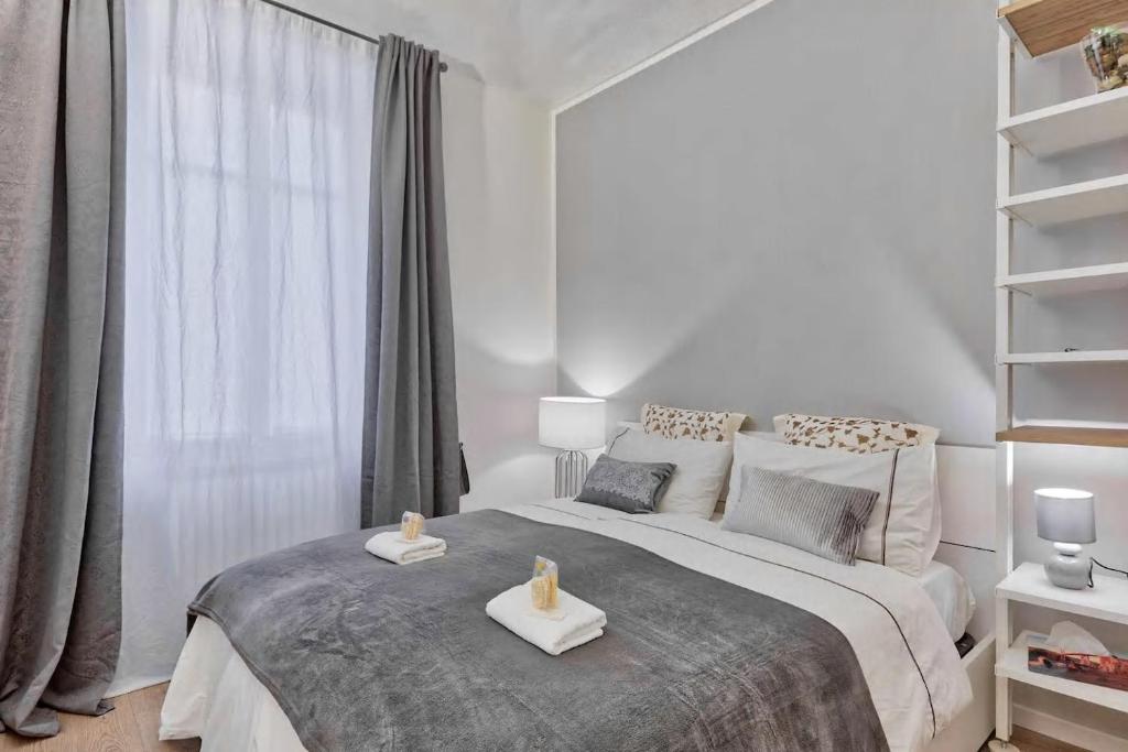 トリノにあるReniの白いベッドルーム(大型ベッド1台、キャンドル2本付)