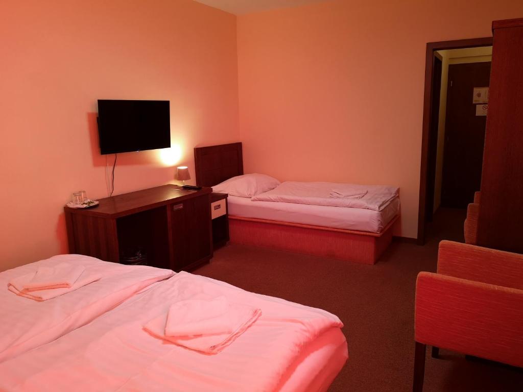 Postel nebo postele na pokoji v ubytování Garni Hotel Cosmopolitan