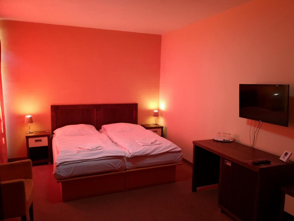 Postel nebo postele na pokoji v ubytování Garni Hotel Cosmopolitan