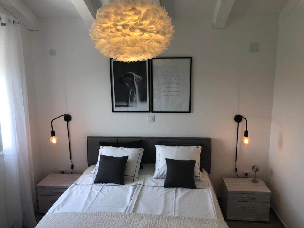 En eller flere senge i et værelse på EllaVis Apartments