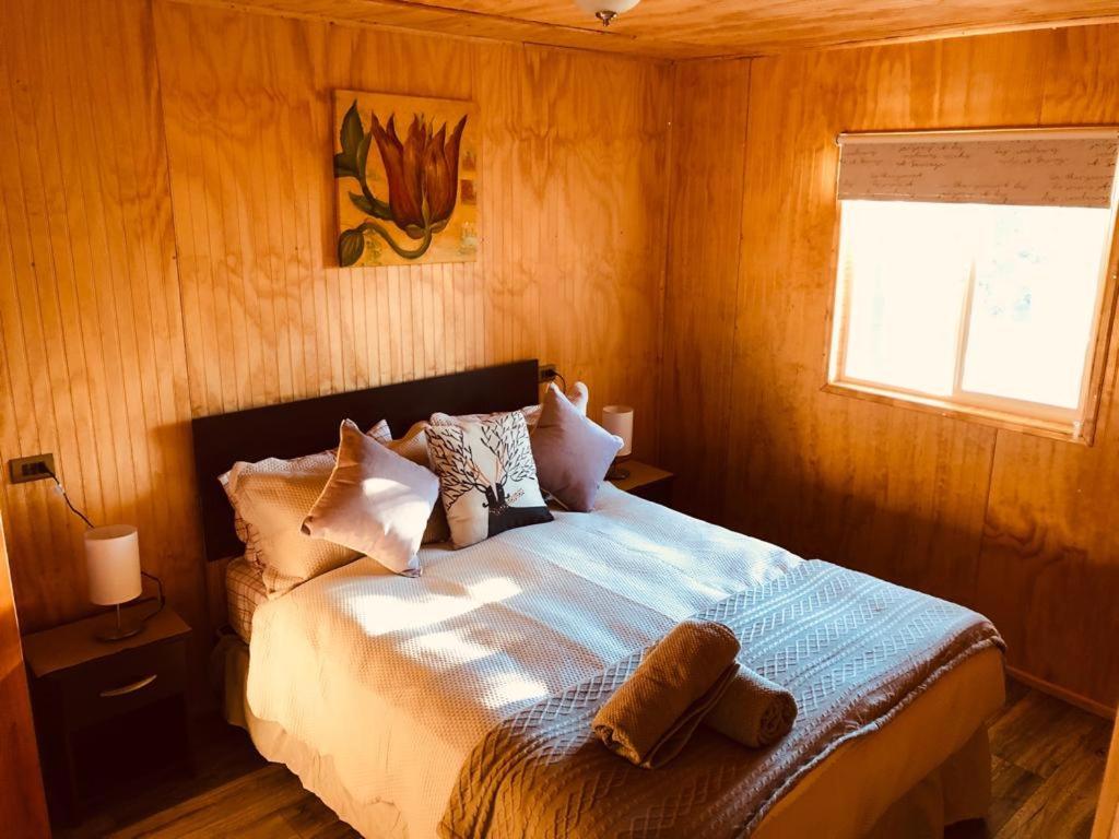 En eller flere senge i et værelse på Cabañas los Canelos