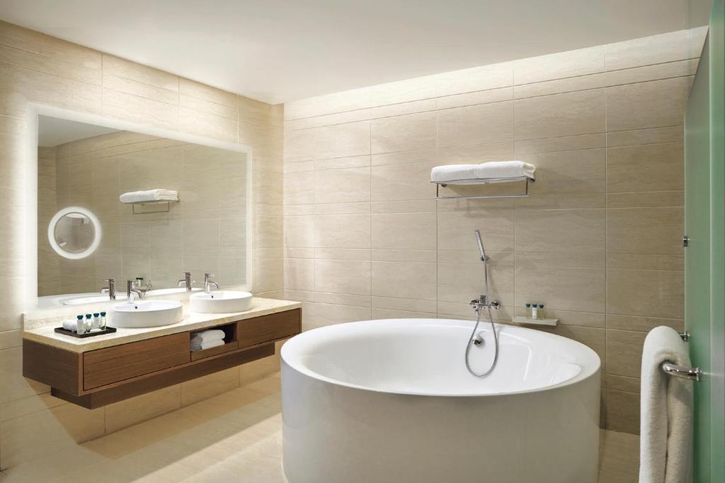 Koupelna v ubytování Movenpick Hotel & Convention Centre KLIA