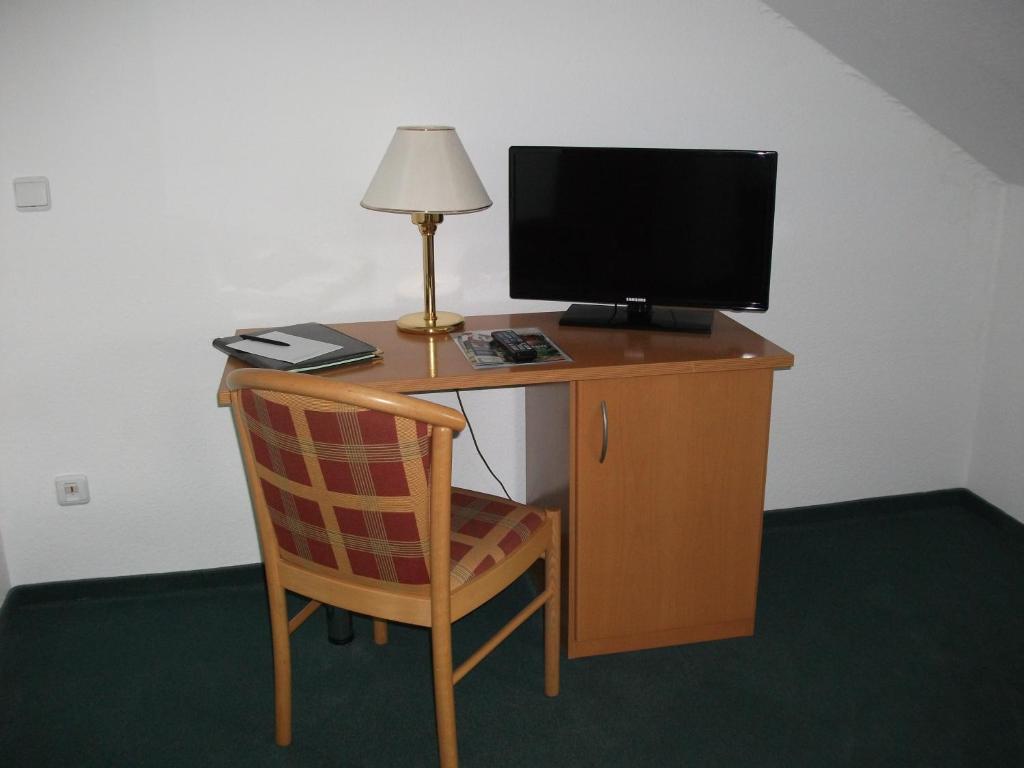 TV a/nebo společenská místnost v ubytování Hotel Am Wald -GARNI-