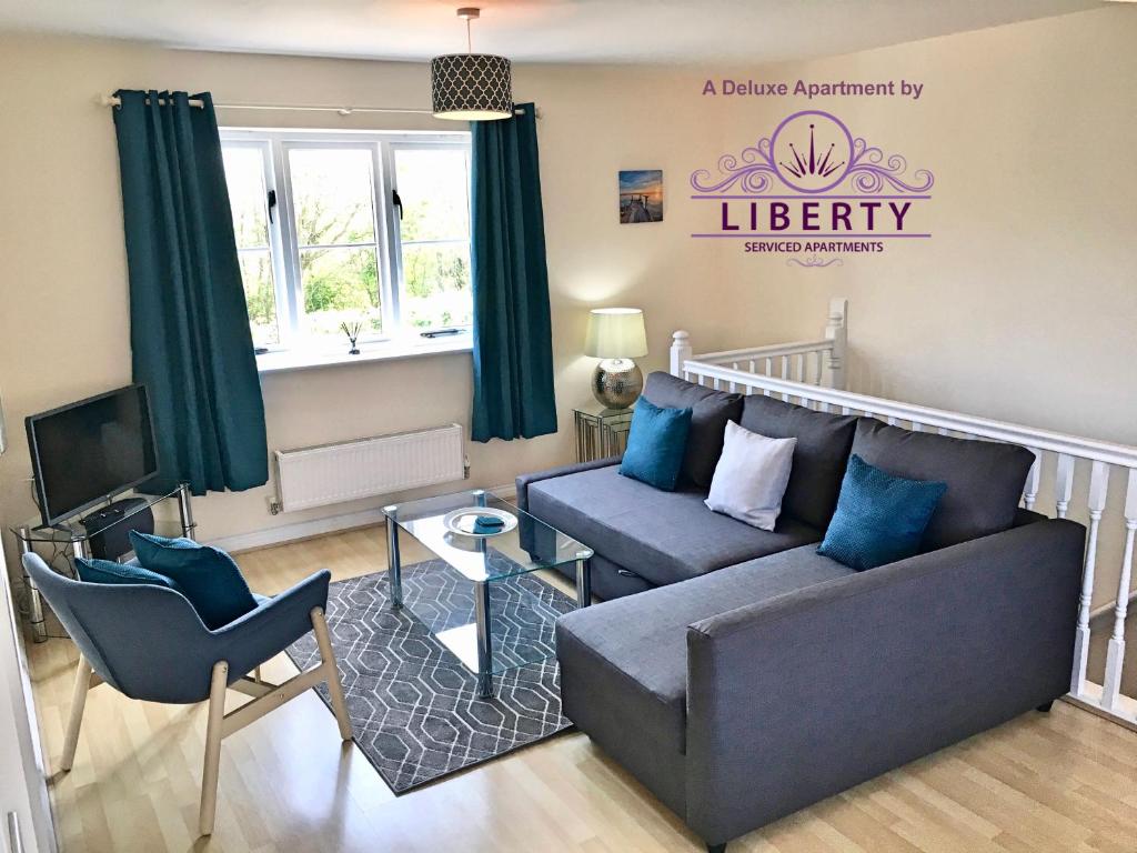 Liberty Locking Castle في ويستون سوبر مير: غرفة معيشة بها أريكة وتلفزيون