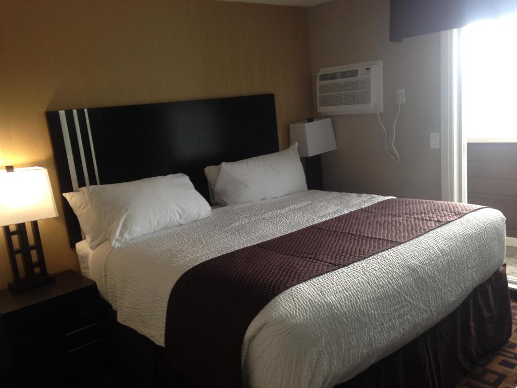 Postel nebo postele na pokoji v ubytování Days Inn by Wyndham Sylvan Lake