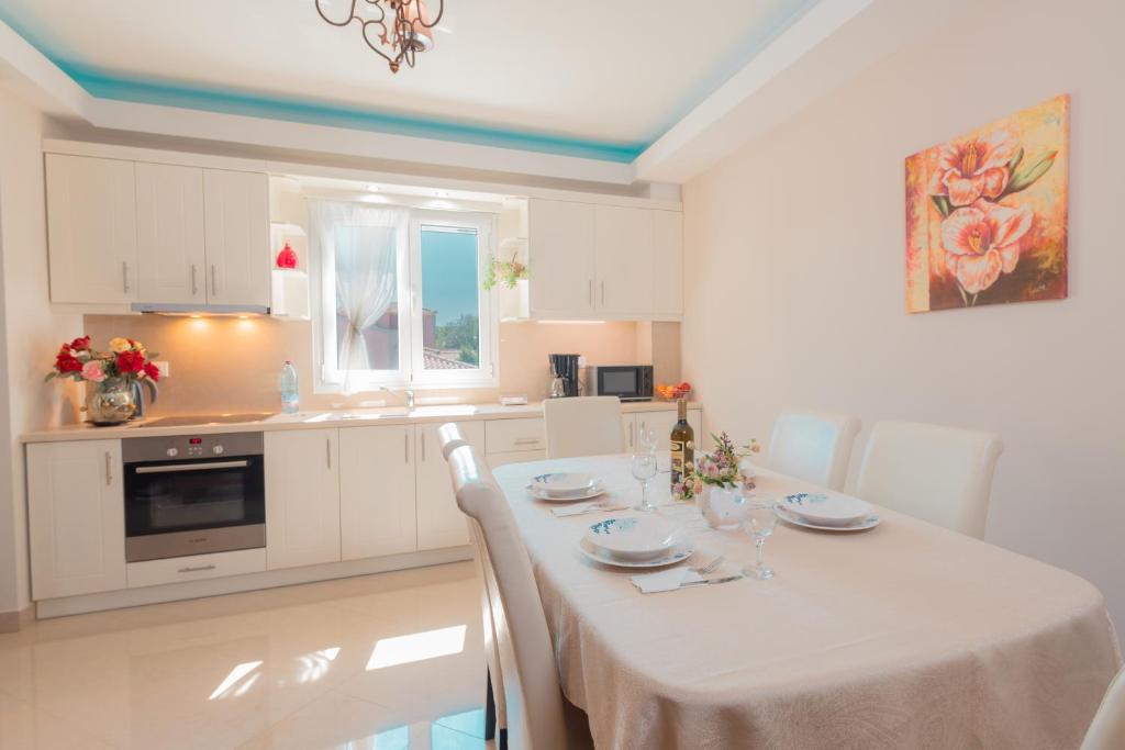 Kuchyňa alebo kuchynka v ubytovaní Corfu Villa Potamaki