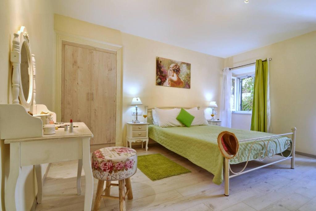 - une chambre avec un lit, un bureau et une fenêtre dans l'établissement San Antonio Old Corfu Town, à Corfou