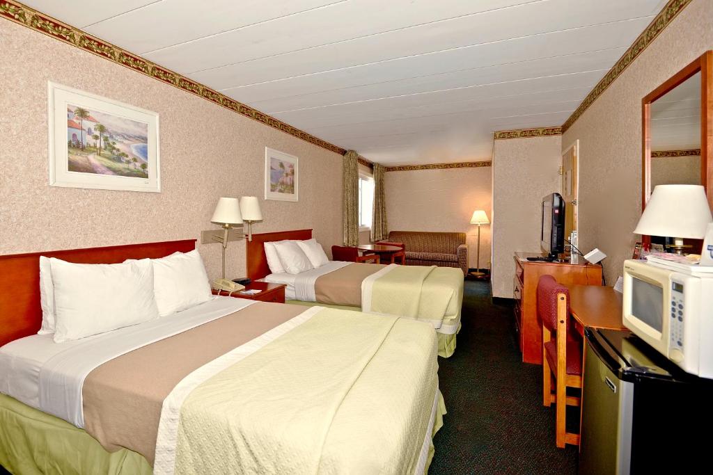 Postel nebo postele na pokoji v ubytování Days Inn by Wyndham Atlantic City Beachblock