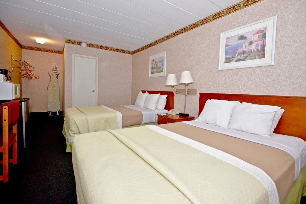 Postel nebo postele na pokoji v ubytování Days Inn by Wyndham Atlantic City Beachblock