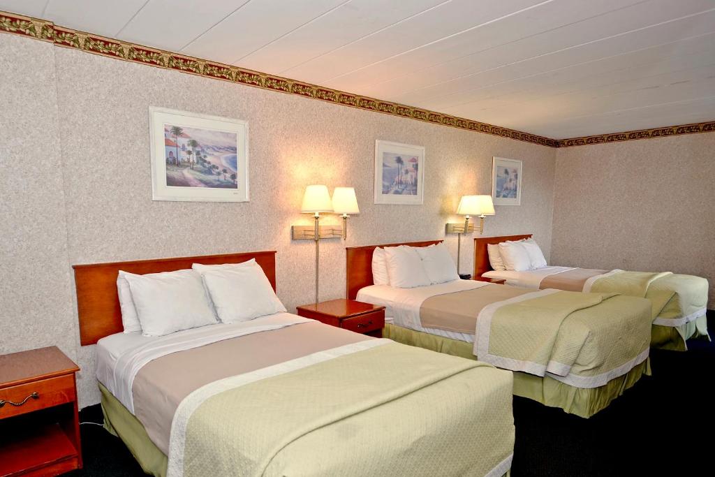 Postel nebo postele na pokoji v ubytování Days Inn by Wyndham Atlantic City Beachblock