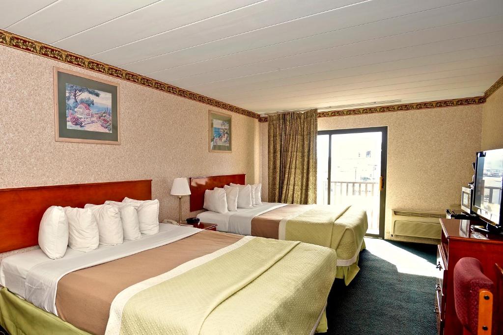 Postel nebo postele na pokoji v ubytování Days Inn by Wyndham Atlantic City Beachblock