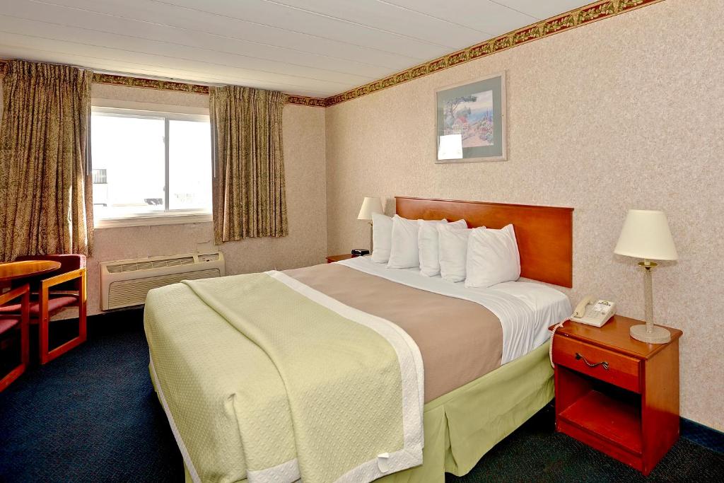 Postel nebo postele na pokoji v ubytování Days Inn by Wyndham Atlantic City Beachblock