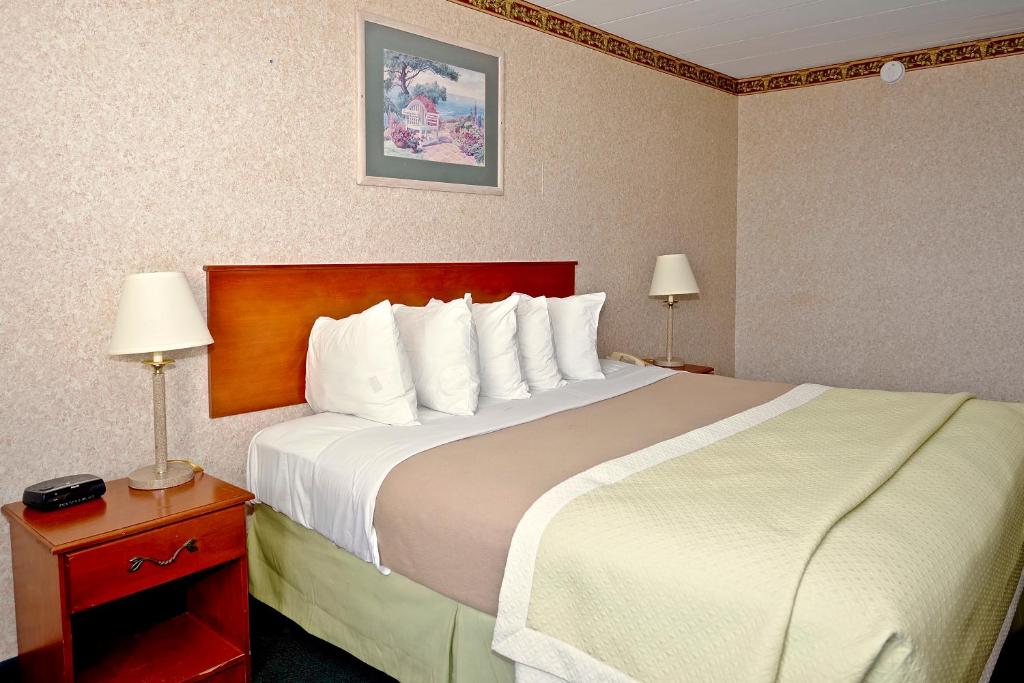 Postel nebo postele na pokoji v ubytování Days Inn by Wyndham Atlantic City Beachblock