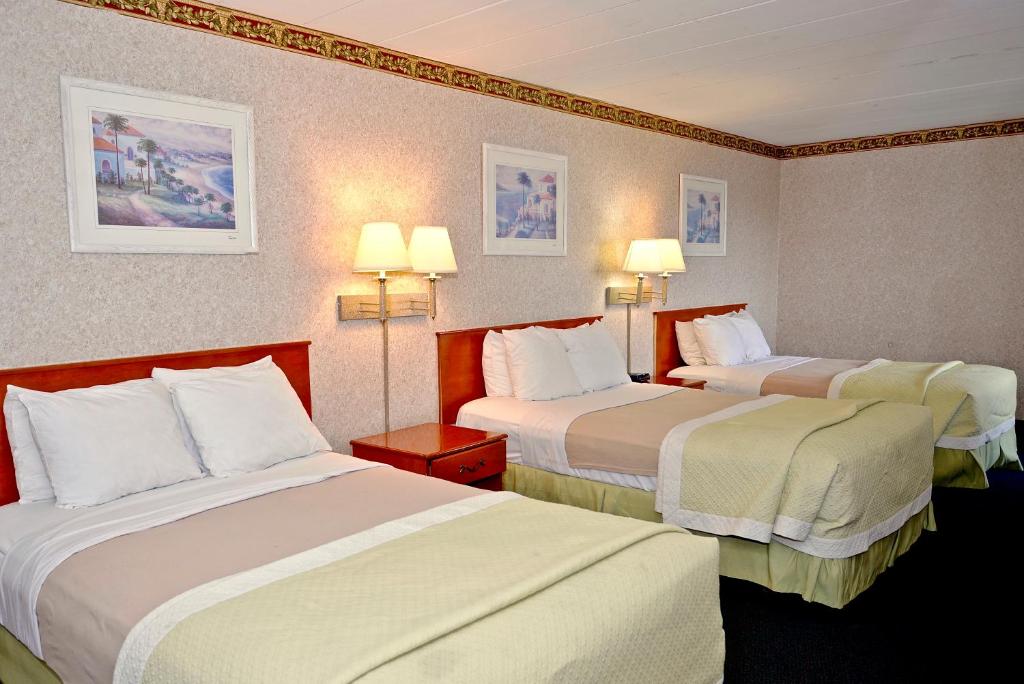 Postel nebo postele na pokoji v ubytování Days Inn by Wyndham Atlantic City Beachblock