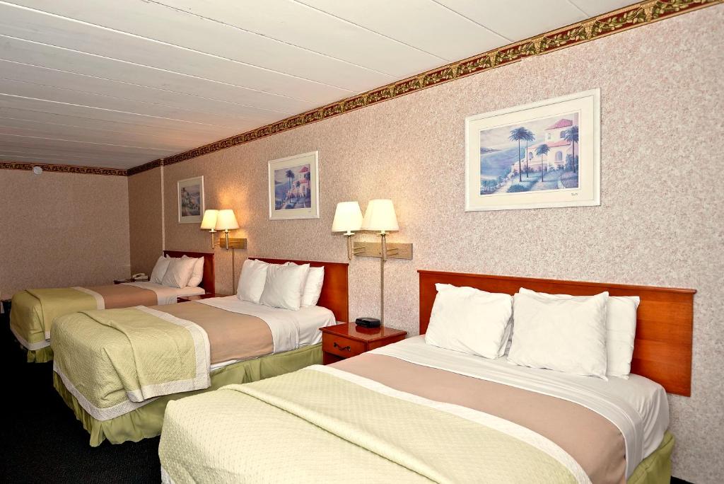 Postel nebo postele na pokoji v ubytování Days Inn by Wyndham Atlantic City Beachblock